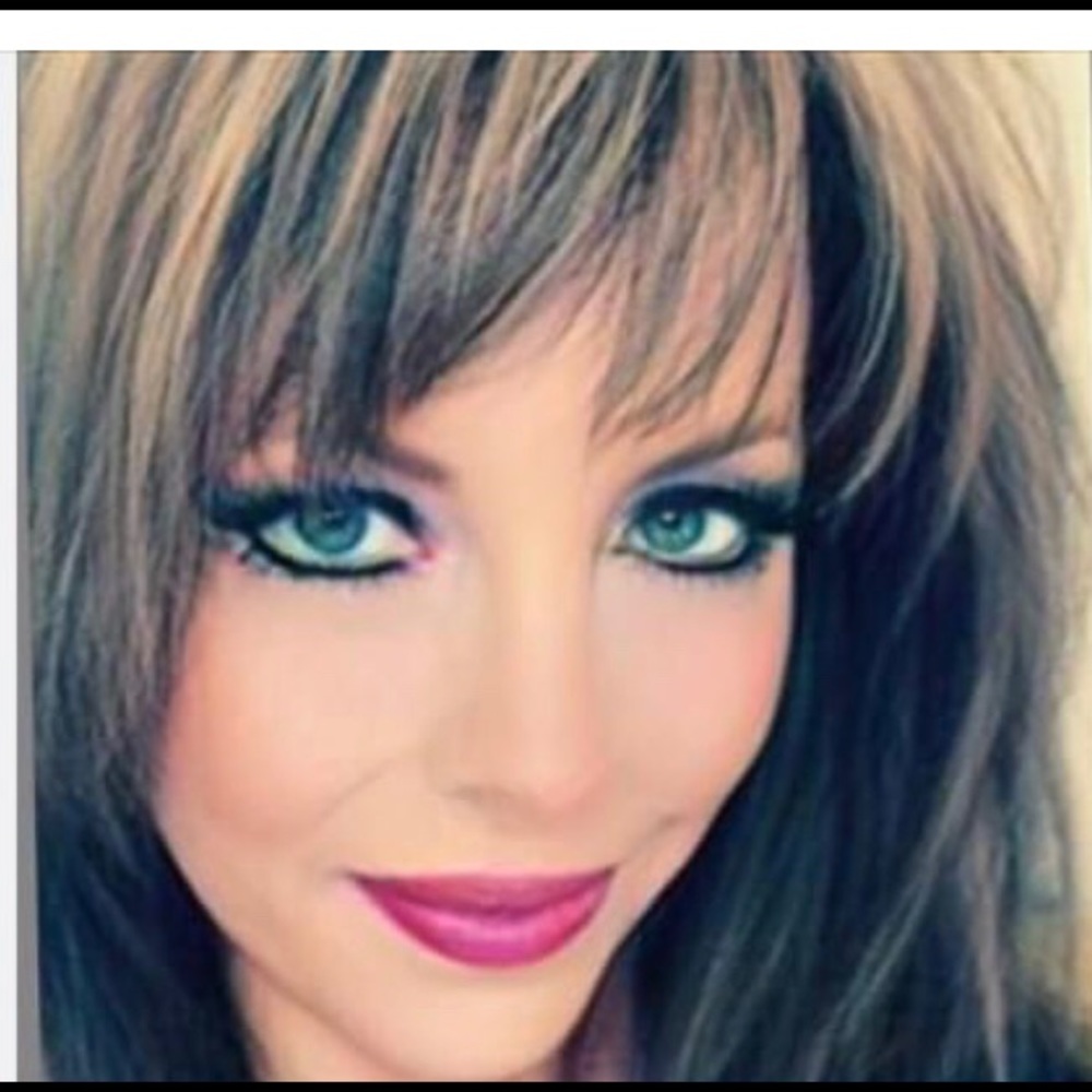 Meet your Posher, Carla